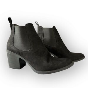 Tahari Jenar Women’s Black Faux Suede Western Pointy Ankle Boots Size 8.5